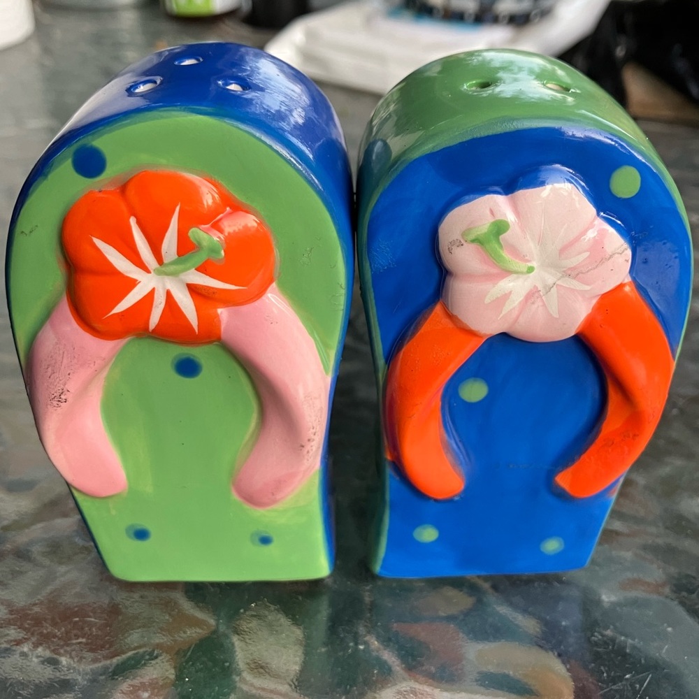 Vintage Ceramic Multi-Colored 3 1/2" Flip Flops Salt and Pepper Shaker S…